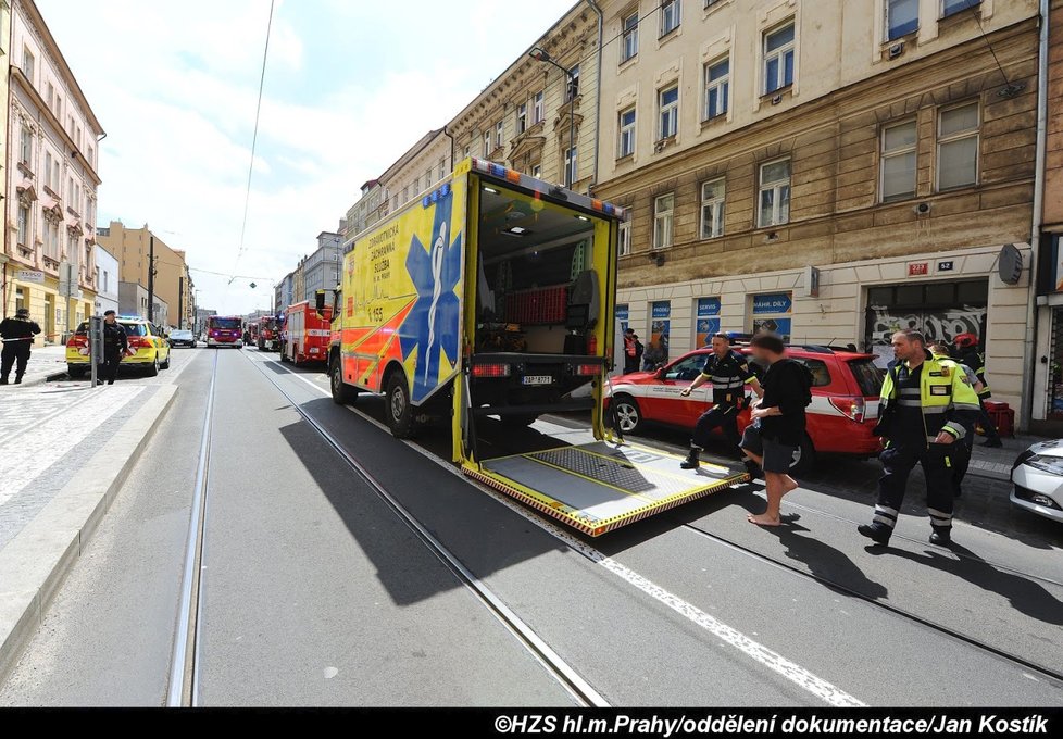 V Nuselské ulici hořel suterén obytného domu.