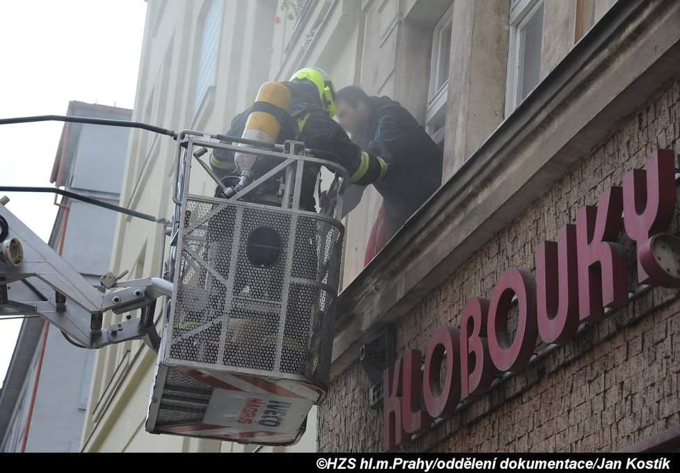 V Nuselské ulici hořel suterén obytného domu.