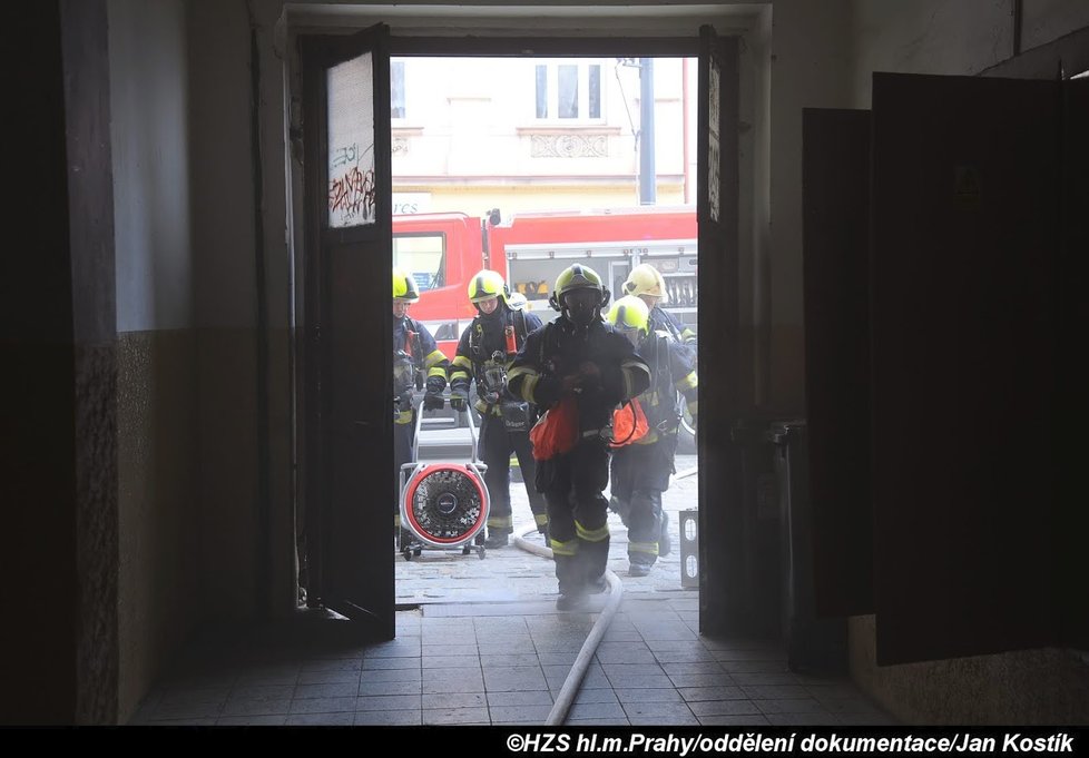 V Nuselské ulici hořel suterén obytného domu.