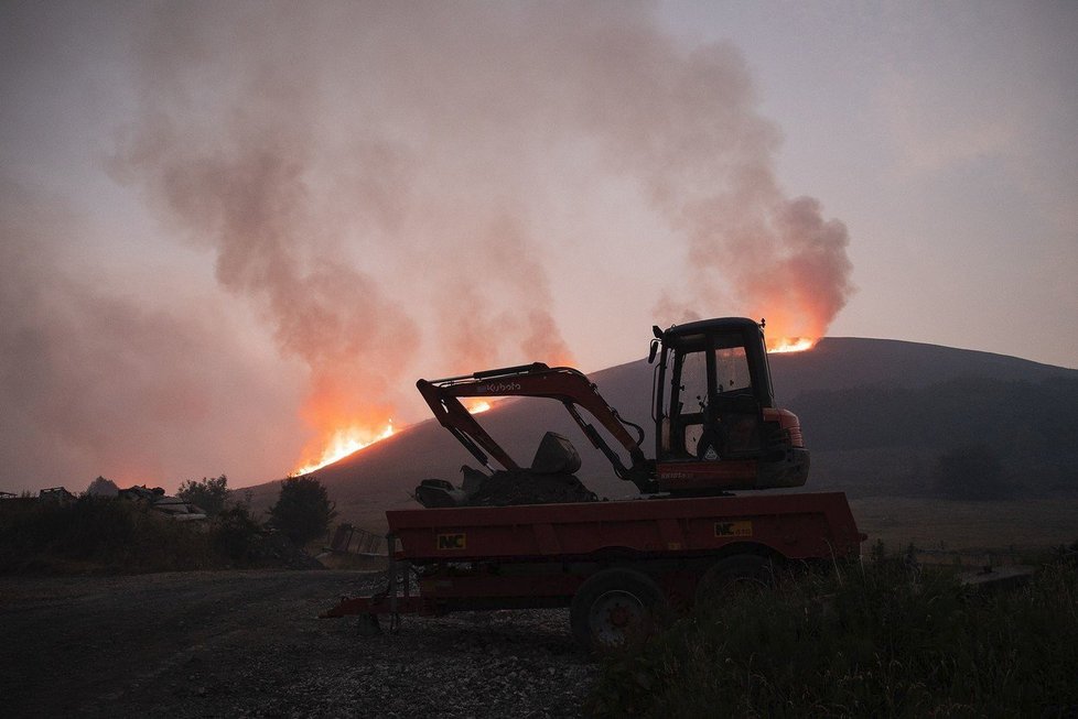 Následně došlo k evakuaci vesnice Carrbrook, ke které se požár přiblížil až na vzdálenost 200 metrů.