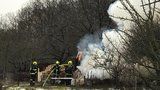 Požár karavanu v Troji: Muž se nadýchal kouře, za událostí stojí nedbalost