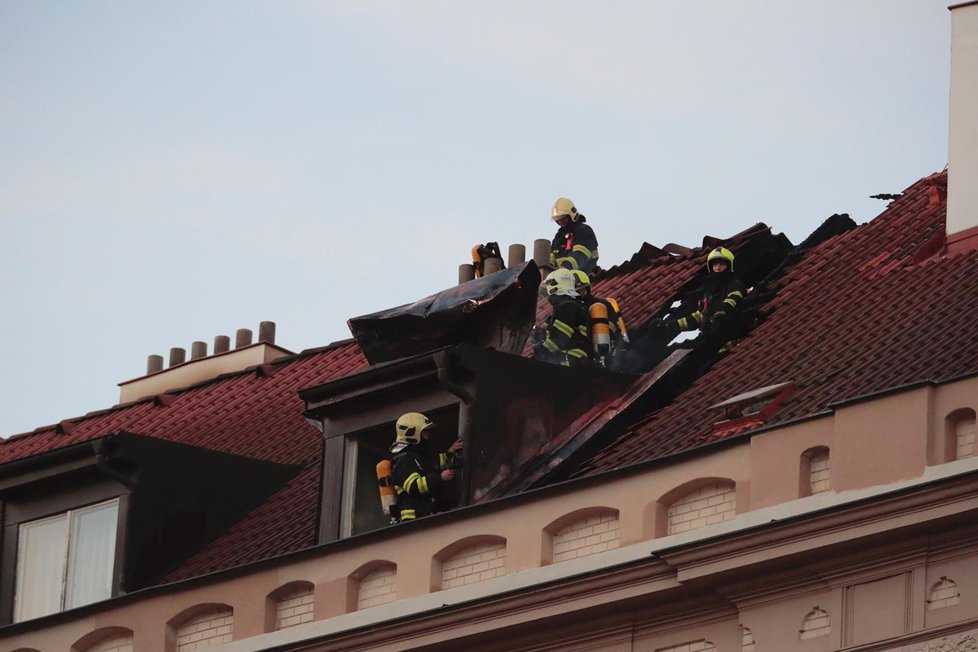 Likvidace požáru půdy obytného domu na Smíchově.