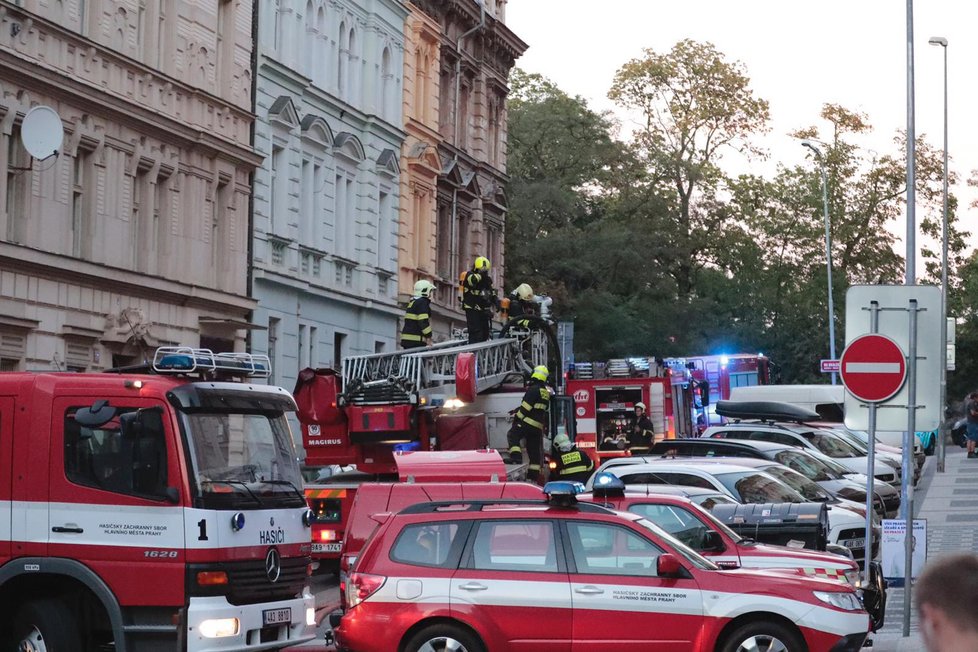 Likvidace požáru půdy obytného domu na Smíchově.