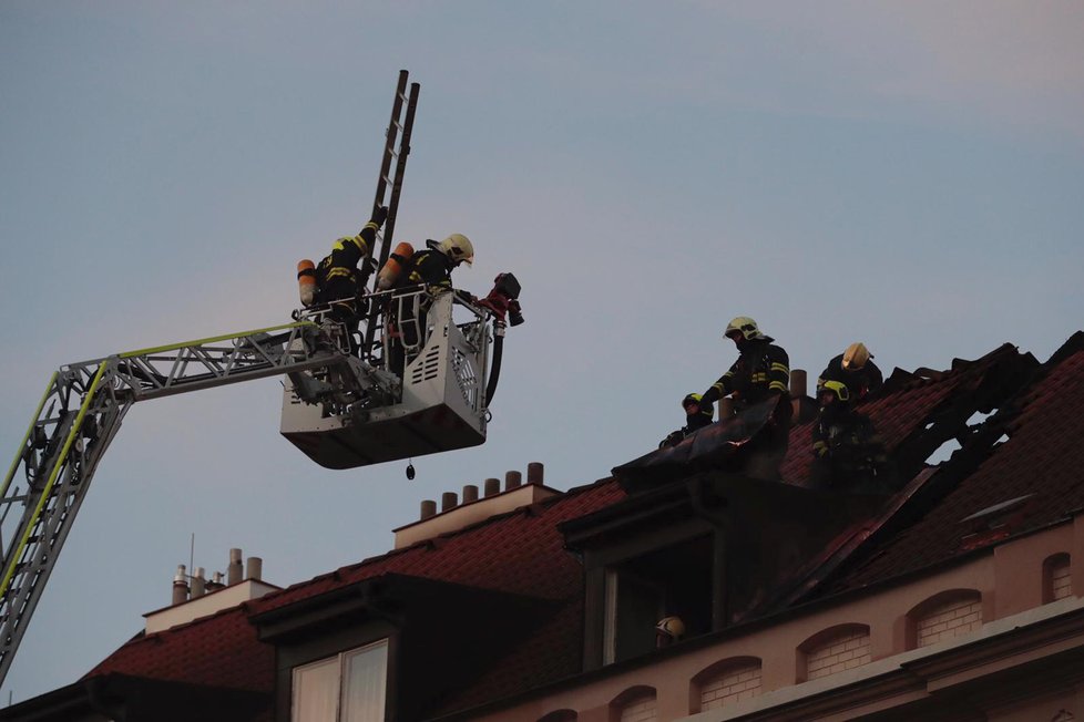 Likvidace požáru půdy obytného domu na Smíchově.