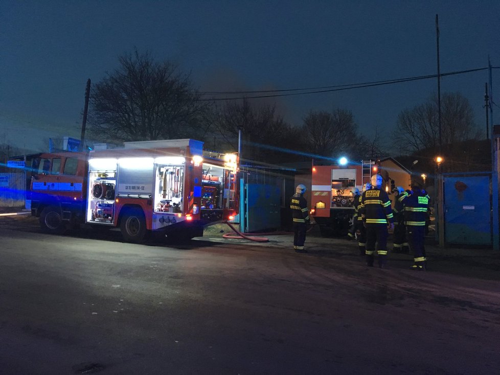Pražští požárníci zasahovali v páteční podvečer u požáru plechové dílny v Michli.