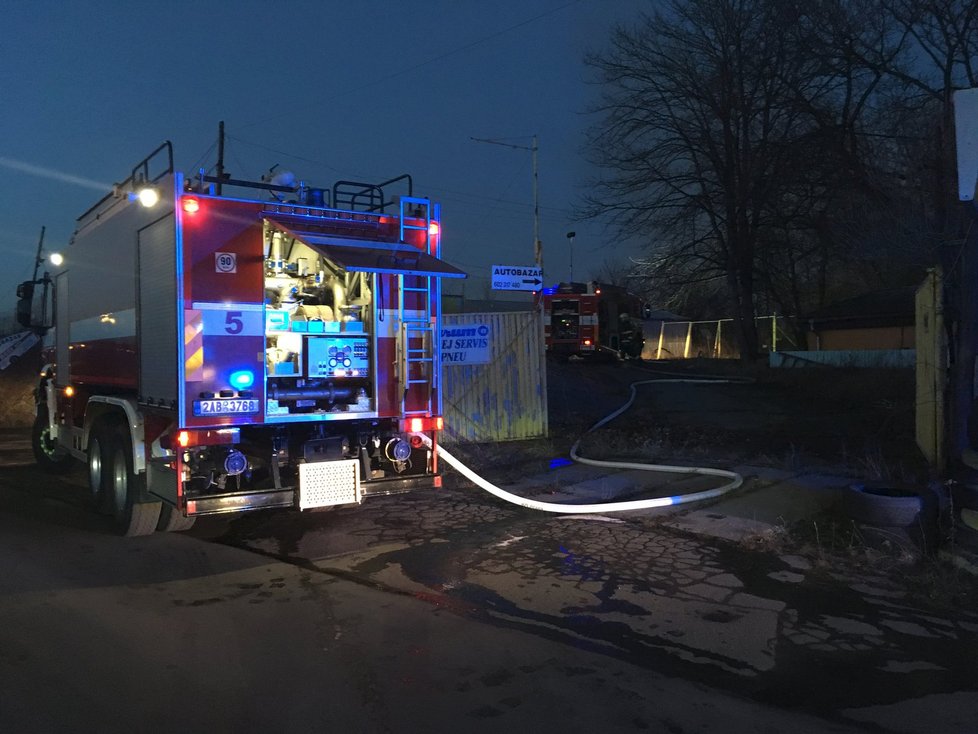 Pražští požárníci zasahovali v páteční podvečer u požáru plechové dílny v Michli.