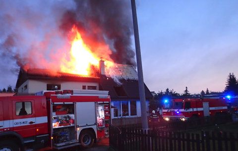 Požár domu na Příbramsku vyhnal rodinu na ulici: Uvnitř zemřeli jejich dva pejsci