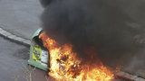 Plameny a dým: Hasiči v Letňanech zlikvidovali požár kontejnerů