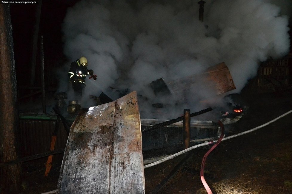 Při požáru chaty v rekreační oblasti Stvolínky na Českolipsku zemřel člověk.