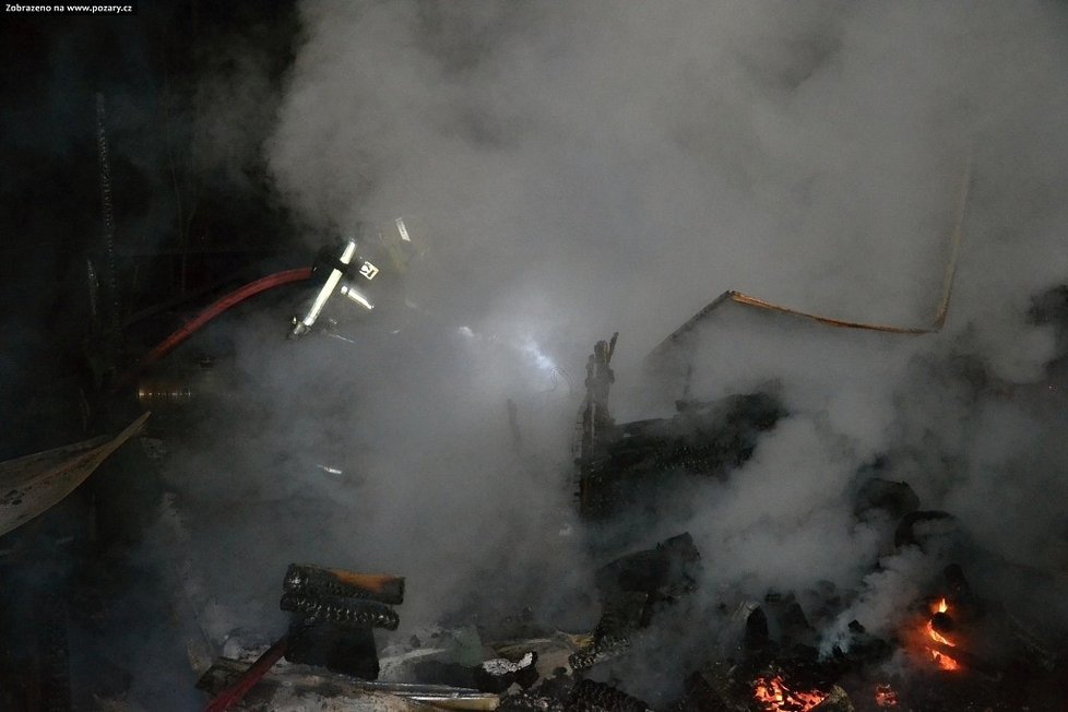 Při požáru chaty v rekreační oblasti Stvolínky na Českolipsku zemřel člověk.