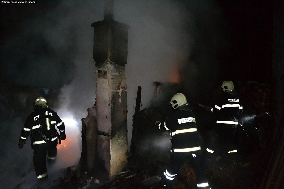 Při požáru chaty v rekreační oblasti Stvolínky na Českolipsku zemřel člověk.