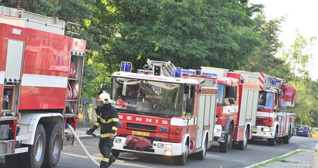 Požár bytu na Kladensku: Hasiči zachránili matku a malé dítě