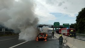 Na Pražském okruhu hořelo auto s pohonem na plyn.