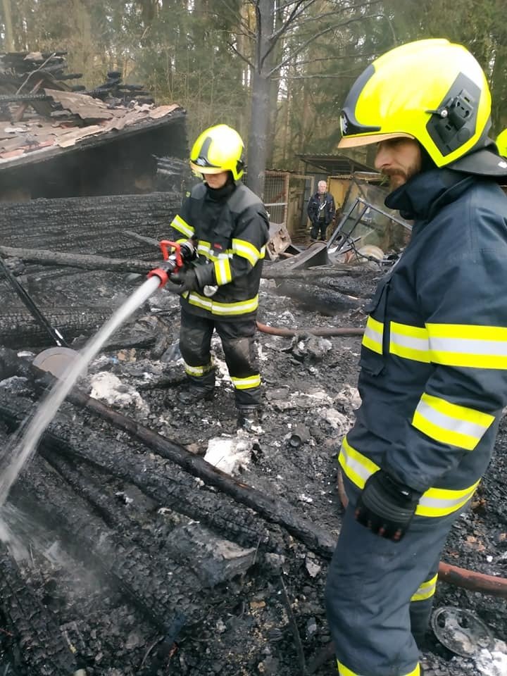 U Milevska shořela budova, kde měl policejní psovod své vybavení a psy.