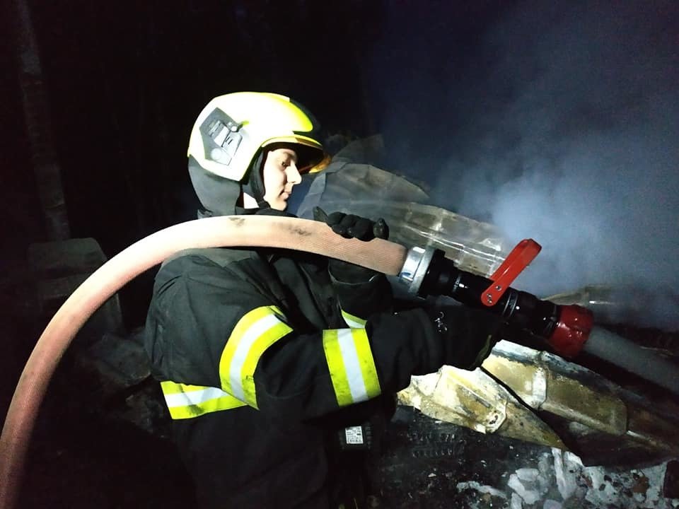 U Milevska shořela budova, kde měl policejní psovod své vybavení a psy.