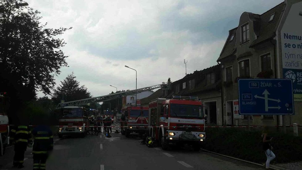 Deset jednotek hasičů dnes bojovalo s požárem střechy v Boskovicích na Blanensku. Škodu vyšetřovatel odhadl na několik milionů korun.