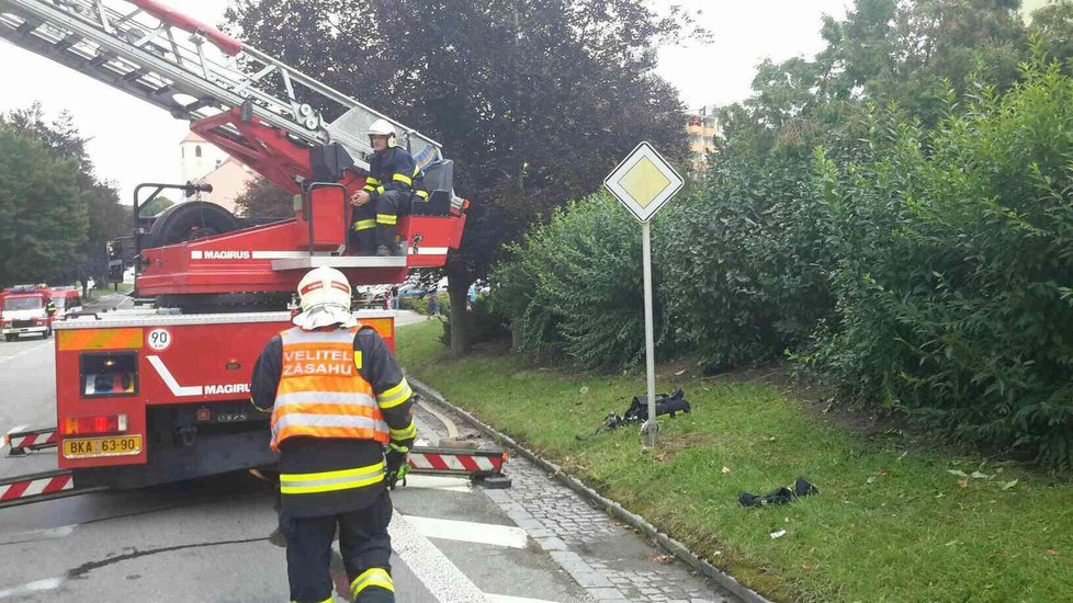 Deset jednotek hasičů dnes bojovalo s požárem střechy v Boskovicích na Blanensku. Škodu vyšetřovatel odhadl na několik milionů korun.