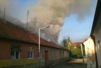 Mohutný požár zachvátil ubytovnu ve Strážnici: Šest lidí ztratilo střechu nad hlavou