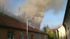 Hasiči zasahují ve Strážníci na Hodonínsku při požáru přízemního domu ubytovny.