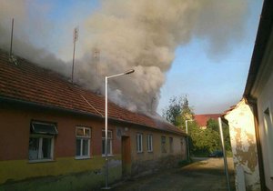 Hasiči zasahují ve Strážníci na Hodonínsku při požáru přízemního domu ubytovny.