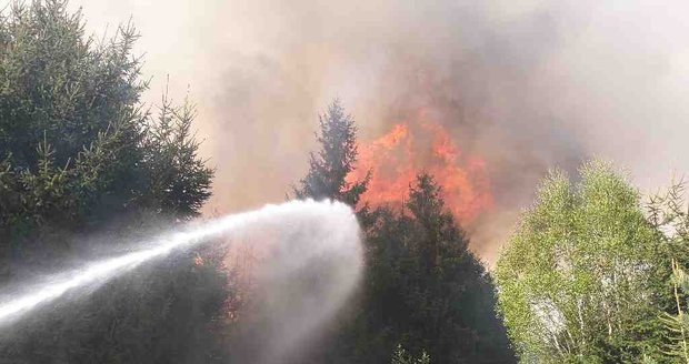 Hasičí bojují v okolí Újezdu u Rosic s obrovským požárem lesa.