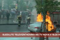 Ženě na Václaváku shořelo auto: Takhle se ho snažili hasit policisté