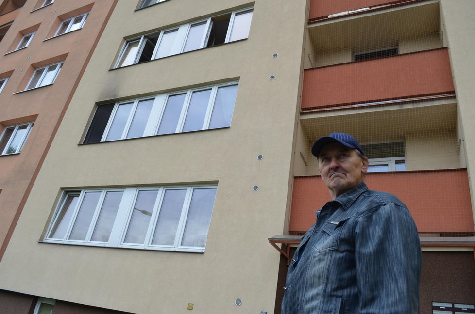 Starousedlík Miroslav Hrubý (74) má za to, že v bytě vybuchl sousedovi počítačový monitor.