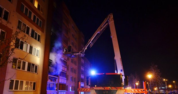 Hasiči přijížděli k hořícímu bytu před 3. hodinou ranní. Požár uhasili během 25 minut.