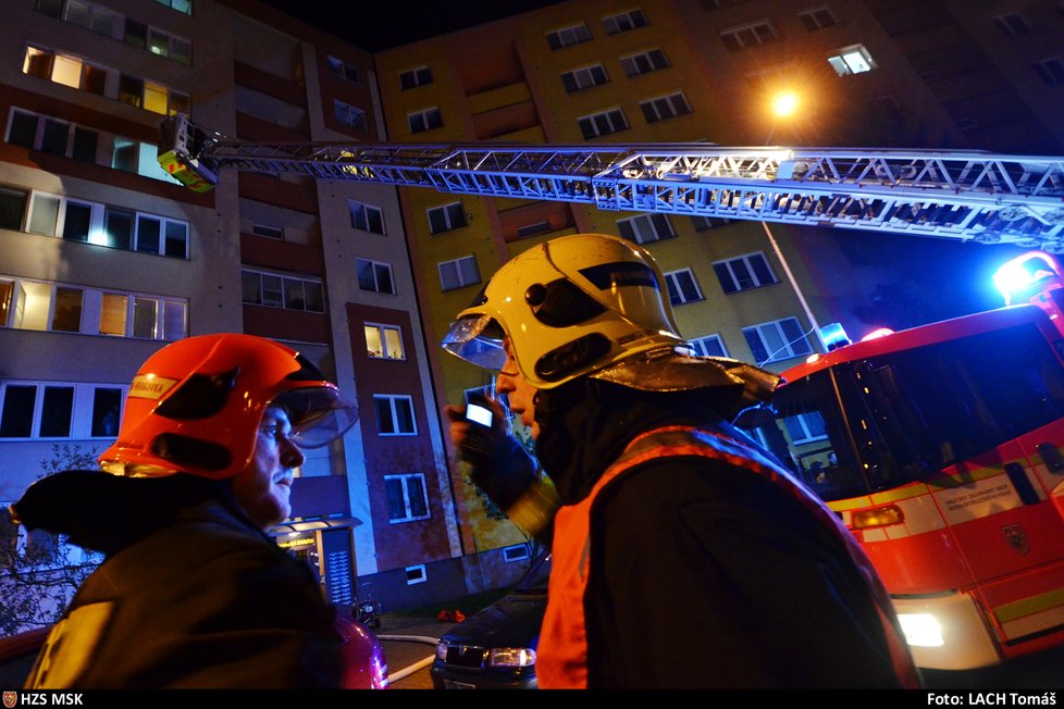 Hasiči přijížděli k hořícímu bytu před 3. hodinou ranní. Požár uhasili během 25 minut.