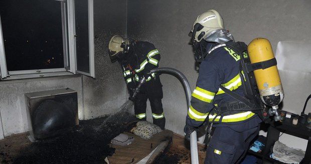 Požárníci oheň uhasili a zachránili při tom z bytu dvě kočky.