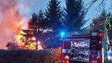 Požár v Kopřivnici nepřežil muž: Další je ve vážném stavu, hasiče zasypaly cihly