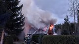 Požár ve Štěchovicích u Prahy: Hořela chata, majitelka skončila s popáleninami v nemocnici
