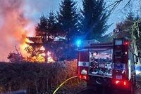 Kvůli závadě kamen začalo hořet! Požár domu u Prahy způsobil třímilionové škody, jeden zraněný