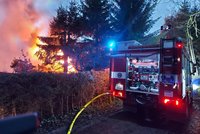 Požár v Kopřivnici nepřežil muž: Další je ve vážném stavu, hasiče zasypaly cihly