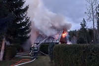 Při požáru na Kladensku zemřel muž: Oheň vznikl lidským zaviněním?