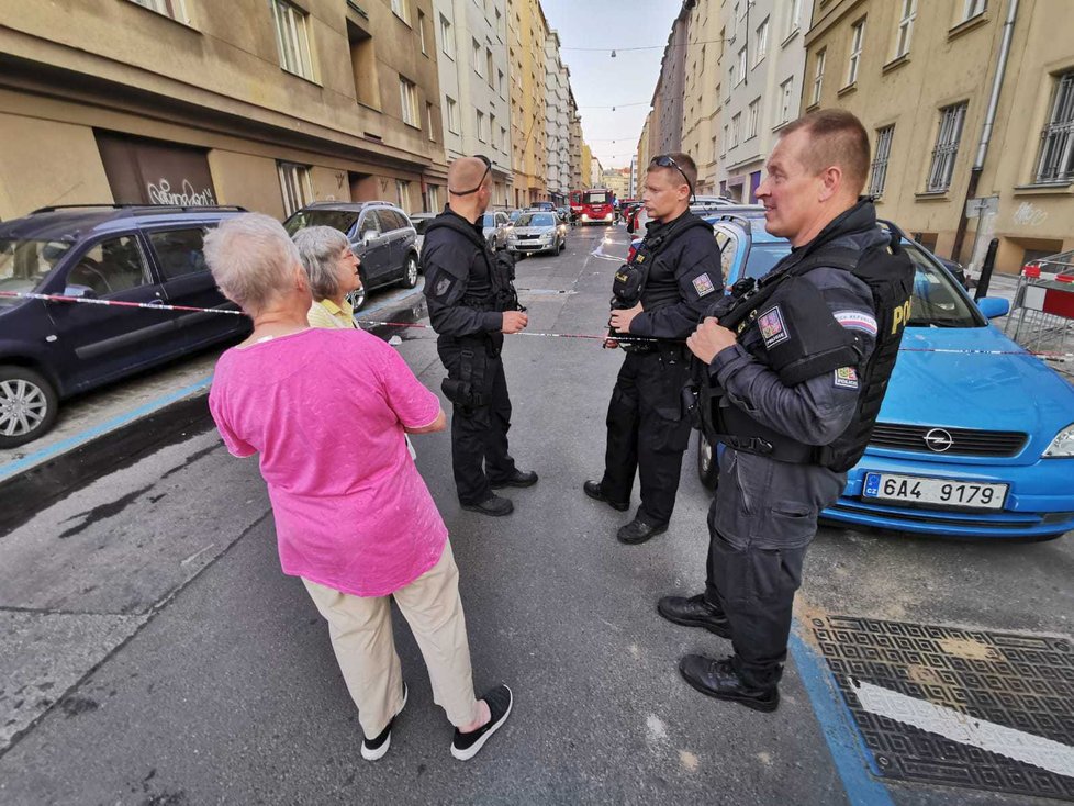 V pražských Bubnech proběhla evakuace domu, zdravotníci vyhlásili traumaplán.