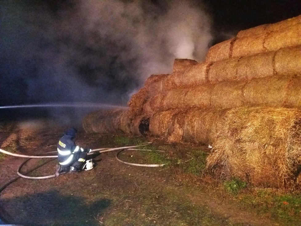 Jen co hasiči uhasili seník, začaly hořet balíky slámy u místního hřbitova.