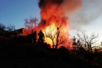 V chatce vybuchla tlaková lahev: Při mohutném požáru se zranil muž i hasič