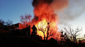 Dva lidé se zranili při požáru chaty v Brně-Novém Lískovci.
