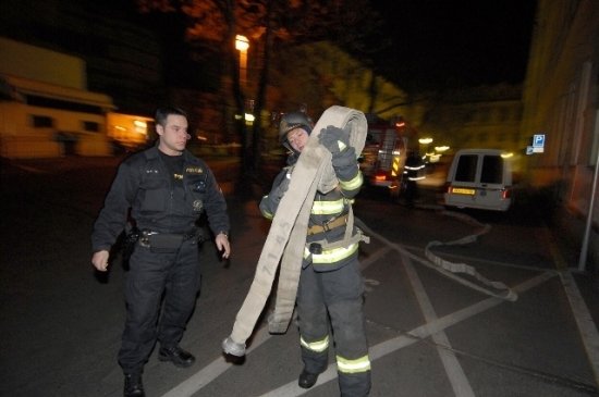 Hasiči z centrální základny v Sokolské ulici dnes zasahovali v nemocnioci na Karlově náměstí