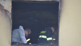 Vyhořelý byt prozkoumávali v úterý dopoledne vyšetřovatelé hasičů i policistů.