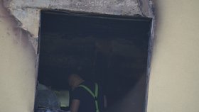 Vyhořelý byt prozkoumávali v úterý dopoledne vyšetřovatelé hasičů i policistů.