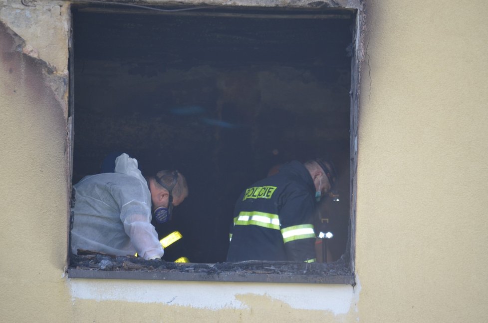 Vyhořelý byt prozkoumávali vyšetřovatelé hasičů i policistů.
