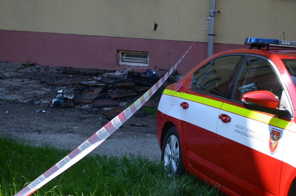 Trosky vyhořelého bytu v ulici Slovenského národního povstání v Havířově-Šumbarku