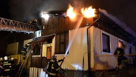 Požár likvidovalo osm hasičských jednotek