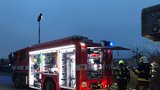 Požár v Hloubětíně: Hasiči zachraňovali před ohněm chatku, vynesli z ní propan-butanové lahve