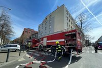Rozruch v Holešovicích. Požár střechy si vyžádal přítomnost hasičů, policistů i záchranářů