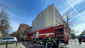Požár střechy v ulici Komunardů zaměstnal složky IZS. (12. duben 2023)