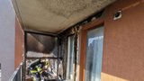 Plameny zachvátily balkón v Holešovicích: Oheň neušetřil ani část bytu a sousedy. Škoda je přes čtvrt milionu