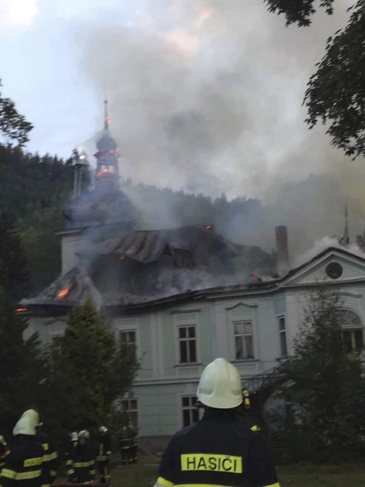 Požár barokního zámku v Horním Maršově